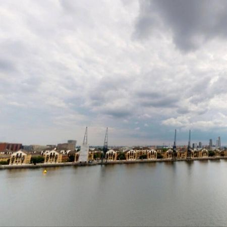 Lovely Waterfront Flat Canary Wharf Excel Centre Apartman London Kültér fotó