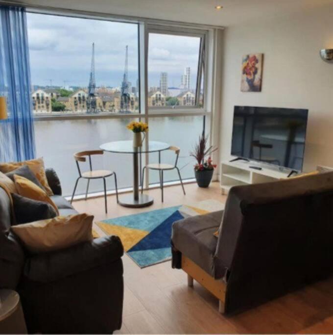 Lovely Waterfront Flat Canary Wharf Excel Centre Apartman London Kültér fotó